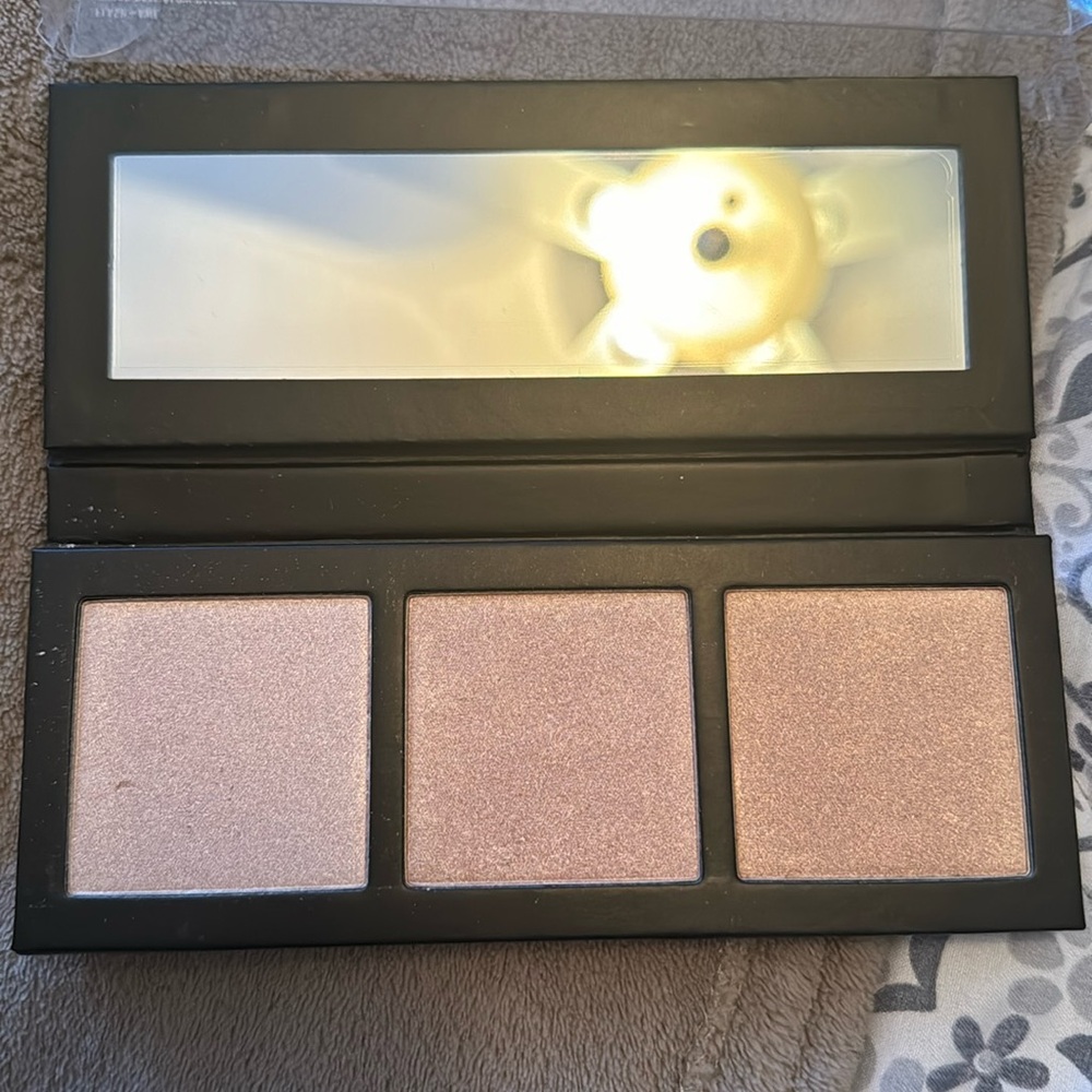 BNIB MAC HYPER REAL GLOW PALETTE